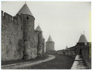 Carcassonne (Aude) : la Cité : les deux enceintes de la partie sud / J.-E. Auclair photogr. - [entre 1920 et 1950]. - Photographie