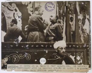 Madrid : au cours de la récente fête militaire, le général Franco conversant avec le général Queipo de Llano (à gauche) / photographie France Presse Voir, Paris. - 26 mai 1939. - Photographie