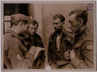 [Sur le front : un français volontaire des forces de la Waffen-SS interroge un camarade canadien]. - [entre 1944 et 1945]. - Photographie