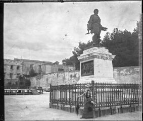 Avignon. 2 avril 1902. [Statue de Crillon sur la place du Palais].