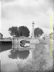 Toulouse : pont des Minimes : passage de voitures à cheval. - [entre 1900 et 1920]. - Photographie