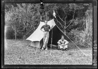 [Portrait de deux jeunes devant leur tente]. - [années 1930].