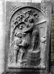 Panneau de bois sculpté : scène de cueillette des fruits. - [entre 1900 et 1920]. - Photographie