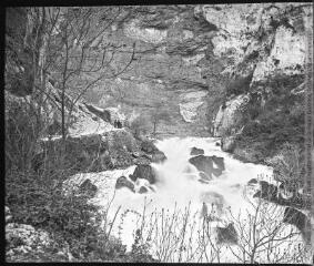 Fontaine du Vaucluse. 3 avril 1902. [La source de la rivière Sorgue. Fontaine-de-Vaucluse est aussi un village].
