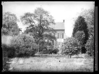 Haute-Vienne ? Une maison (3523), un domaine rural (avec tour) (3524-3525). - 26 mai 1940.