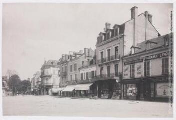 Les Hautes-Pyrénées. 1393. Tarbes : un coin de la place Maubourguet. - Toulouse : maison Labouche frères, [entre 1900 et 1940]. - Photographie