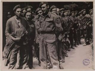 [Prisonniers d'une division aéroportée britannique après son atterrissage du 6 juin 1944] / photographie Transocéan-Europapress, Berlin. - 8 juin 1944. - Photographie