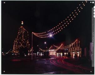 [Toulouse, la nuit : place et square Wilson : les décorations de Noël]. - Toulouse : maison Labouche frères, [après 1950]. - Photographie