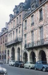 A 5494-5499. Saint-Denis (Seine-Saint-Denis) : mairie, basilique. A 5500. Paris : place des Vosges.
