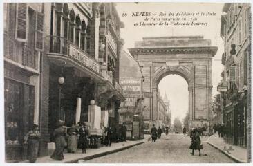 66. Nevers : rue des Ardilliers et la porte de Paris construite en 1746 en l'honneur de la Victoire de Fontenoy. - 16 avril 1916. - Carte postale