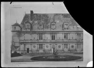 Mesnières-en-Bray (Seine-Maritime) : château Renaissance : façade à gauche de la cour (1540-1546). - [entre 1900 et 1930]. - Photographie