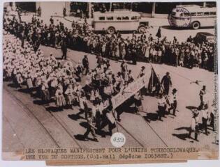 Les Slovaques manifestent pour l'unité tchécoslovaque : une vue du cortège / photographie Keystone, Paris. - 9 juin 1938. - Photographie