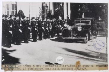 Barcelone : au cours d'une cérémonie militaire, les troupes rendent les honneurs au président / photographie du service espagnol d'information. - 11 décembre 1937. - Photographie