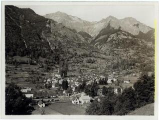 Aulus-les-Bains (Ariège) : le village / J.-E. Auclair photogr. - [entre 1920 et 1950]. - Photographie