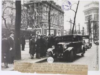 Paris : l'affaire des attentats de l'Etoile : les enquêteurs interrogeant avenue Marceau près de l'Etoile Metenier et Locuty qui sont dans les voitures de la police judiciaire / photographie France Presse Voir, Paris. - 25 janvier 1938. - Photographie