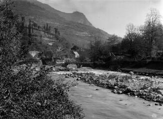 Pont de Lafarge sur la Pique détruit par la crue du 3 juillet 1897 / photographie Bauby. - 27 avril 1905. - Photographie