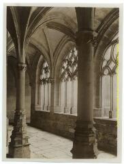 Villefranche-de-Rouergue (Aveyron) : intérieur du petit cloître de la chartreuse Saint-Sauveur / J.-E. Auclair photogr. - [entre 1920 et 1950]. - Photographie