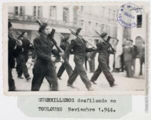 Guerrilleros desfilando en Toulouse Noviembre 1944 = combattants défilant à Toulouse en novembre 1944. - Novembre 1944. - Photographie