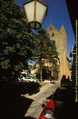 Plans d'ensemble du clocher-mur et du portail situés sur la façade ouest de l'église, vues de biais [Le clocher-mur s'apparente aux clochers fortifiés]. - Prises de vue du 16 juillet 1998.