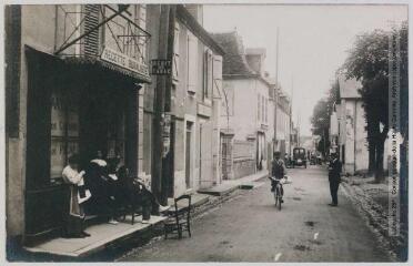 Les Basses-Pyrénées. 774. Morlaàs, près Pau : bourg Mayou. - Toulouse : phototypie Labouche frères, [entre 1905 et 1918], tampon d'édition du 11 mai 1916. - Carte postale