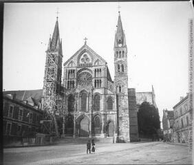 [Basilique Saint-Remi de Reims en cours de restauration].