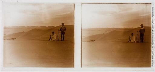 7. Dans les dunes, aux environs de Laghouat : Germaine Thomas et un jeune joueur de flûte. - entre le 23 décembre 1924 et le 3 janvier 1925
