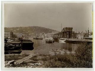 Sète (Hérault) : le port (pont métallique) avec, en arrière-plan, le mont Saint-Clair / J.-E. Auclair photogr. - [entre 1920 et 1950]. - Photographie