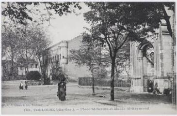 168. Toulouse (Haute-Garonne). Place Saint-Sernin et musée Saint-Raymond. - Toulouse : C.F. Adams Compagnie, [entre 1920 et 1950]. - Carte postale