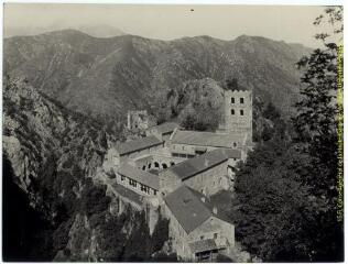 Casteil (Pyrénées-Orientales) : abbaye de Saint-Martin-du-Canigou : vue plongeante de l'ensemble sud, église et cloître / J.-E. Auclair photogr. - [entre 1920 et 1950]. - Photographie