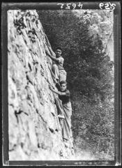 [Portrait de deux jeunes pratiquant l'escalade sur une paroi]. - [années 1930].
