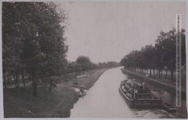 Tarn-et-Garonne. 467. Dieupentale : le canal latéral : passage d'un bateau / photographie Henri Jansou (1874-1966). - Toulouse : maison Labouche frères, [entre 1900 et 1940]. - Photographie