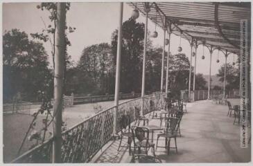 Les Basses-Pyrénées. 9. Pau : le Palais d'hiver : la terrasse. - Toulouse : maison Labouche frères, [entre 1900 et 1940]. - Photographie