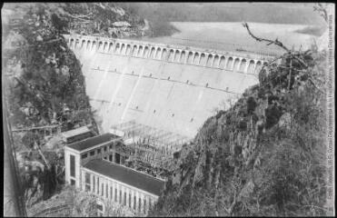 L'Aveyron. Sarrans (Aveyron) : le barrage sur la Truyère et l'usine électrique (hauteur du barrage : 105 m). - Toulouse : phototypie Labouche frères, [entre 1918 et 1937]. - Carte postale