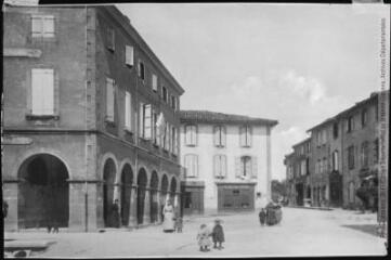 L'Ariège. 532. Varilhes : la place et la mairie. - Toulouse : phototypie Labouche frères, [entre 1905 et 1937], tampons d'édition du 12 mai 1917 et du 19 avril 1919. - Carte postale