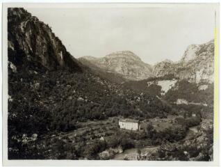 Environs de Ganges (Hérault) : cours d'eau (la Vis ?) dans un paysage de garrigue et montagne / J.-E. Auclair photogr. - [entre 1920 et 1950]. - Photographie