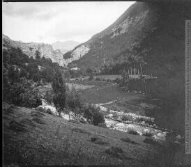 Vallée de la Cerveyrette, pont Baldi et au fond montagne de Lasseron. 4 août 1905.