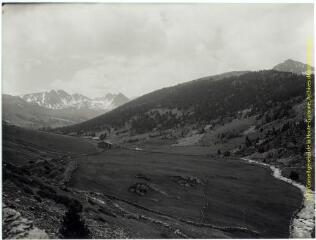 Val d'Oriente (Andorre) : torrent et montagnes / J.-E. Auclair photogr. - [entre 1920 et 1950]. - Photographie