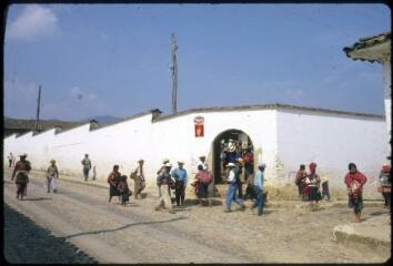 B 2792-2842. Chichicastenango (Guatemala) : rues animées du village et autour de l'église, marché, traditions religieuses, paysages.