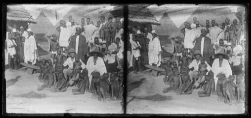 144 ter. Cercle Siguiri. Noungounghan. J. Thomas avec le chef de province et quelques indigènes du pays. Quelques grillots exécutent leur Tam-Tam. - 21 mai 1923