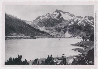 10. [Lac d'Aumar (2.202 m.) et massif du Néouvielle (3.002 m.)]. - Toulouse : maison Labouche frères, [entre 1930 et 1950]. - Photographie