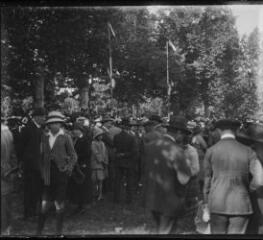 Muret : félibrée de l'escolo deras Pireneos : les "cors d'amor" dans la prairie communale. - 13 septembre 1925. - Photographie