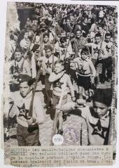 Madrid : les manifestations communistes à Madrid : des enfants défilant dans les rues de la capitale portant l'étoile rouge. Ils portent également des fusils de bois / photographie Associated Press Photo, Paris. - 6 octobre 1936. - Photographie