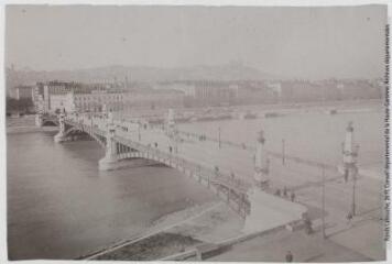 [Lyon : pont du Midi sur le Rhône] / photographie Emmanuel Lejeune, 50 rue Paul-Bert, Lyon. - Toulouse : maison Labouche frères, [entre 1900 et 1920]. - Photographie