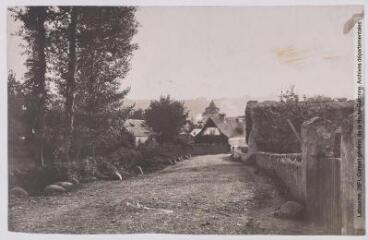 Les Hautes-Pyrénées. 974. Route de Lourdes à Pontacq. Loubajac près Poueyferré : intérieur du village. - Toulouse : maison Labouche frères, [entre 1900 et 1940]. - Photographie