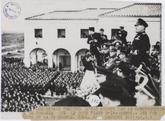 L'assèchement des Marais Pontins s'est achevé par la construction de la ville de Pomezia, que le Duce vient d'inaugurer : une vue au cours de la cérémonie / photographie Trampus, Paris. - 5 novembre 1939. - Photographie