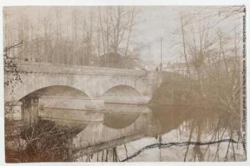 609. Vic Bigorre [Vic-en-Bigorre] : le pont / photographie Henri Jansou (1874-1966). - Toulouse : maison Labouche frères, [entre 1900 et 1920]. - Photographie