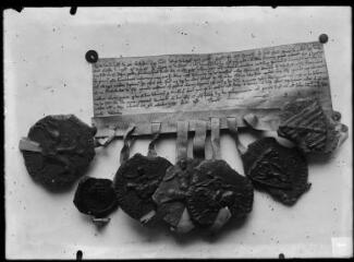 Fragment de sceau équestre de Savary de Mauléon appendu au bas d'une charte de 1215. - [entre 1930 et 1960]. - Photographie