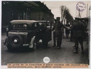 Un garde de la frontière à Einöd examine les papiers d'un automobiliste / photographie Associated Press Photo, Paris. - 17 décembre 1934. - Photographie