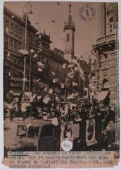 Vienne : des membres du Front patriotique montés sur un camion parcourent les rues de Vienne en lançant des tracts / photographie The New York Times (Wide World Photos), Paris. - 12 mars 1938. - Photographie