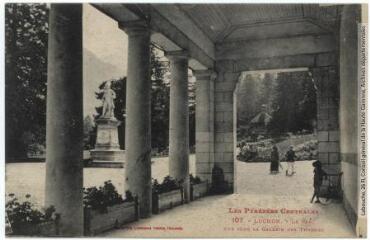 Les Pyrénées Centrales. 107. Luchon [Bagnères-de-Luchon] : le parc : vue sous la galerie des thermes. - Toulouse : phototypie Labouche frères, [entre 1905 et 1918]. - Carte postale